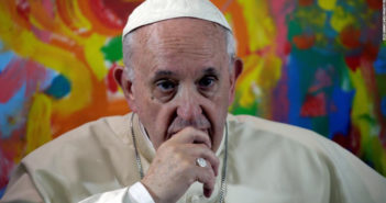 Papa Francisco dice que 'los gays tienen derecho a una familia'