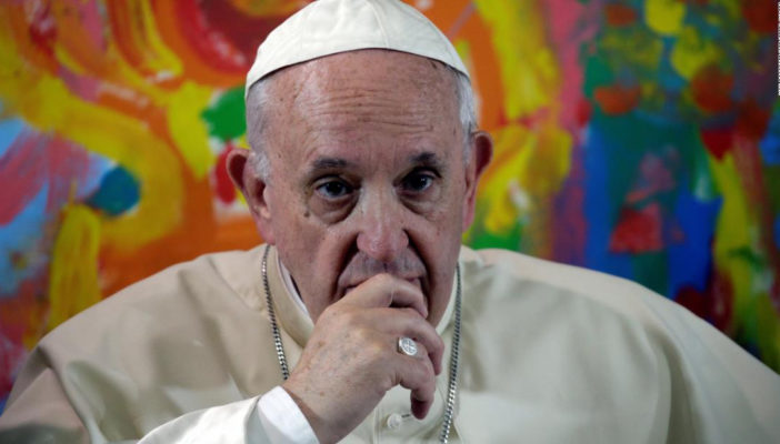 Papa Francisco dice que 'los gays tienen derecho a una familia'