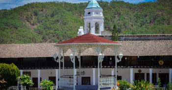 Atropelló a su hijo por accidente; el menor pierde la vida