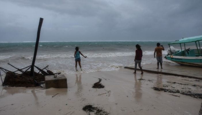 'Zeta' se degrada a tormenta tropical tras impactar la península de Yucatán