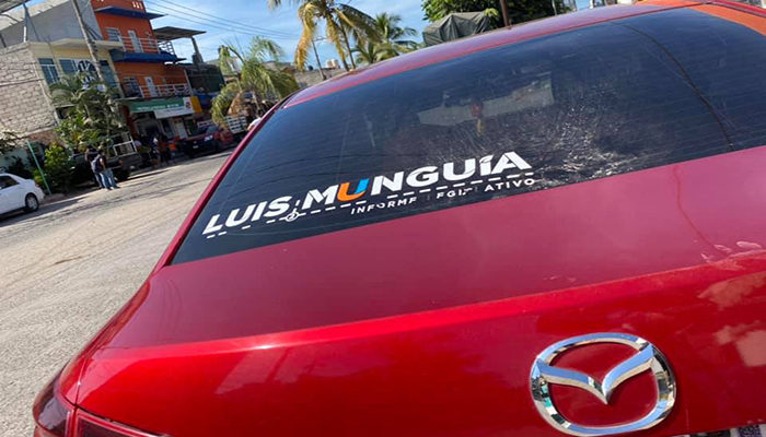 Siguen las quejas contra Munguía por colocar calcas sin permiso