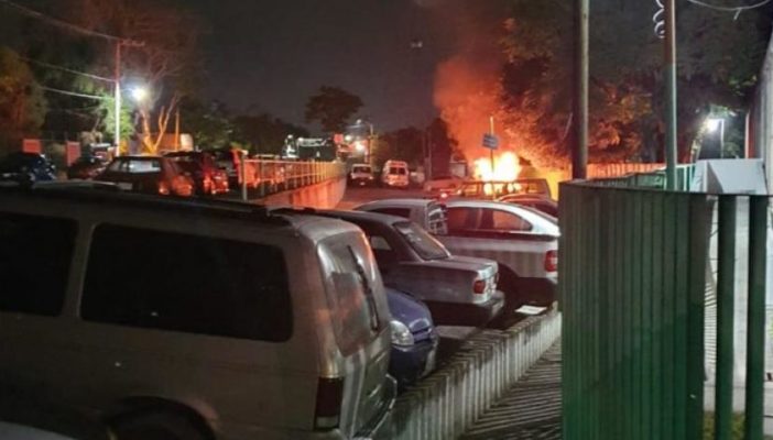 Médico del IMSS muere calcinado por ataque con explosivos en Zacatepec