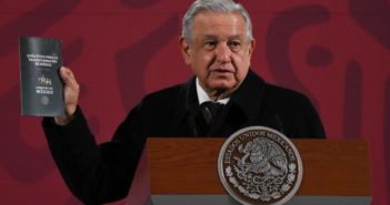 Presenta AMLO 'guía ética' para la transformación de México