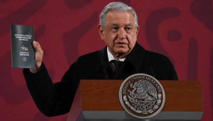 Presenta AMLO 'guía ética' para la transformación de México