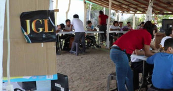 Hijos del 'Chapo' equipan escuela en Culiacán