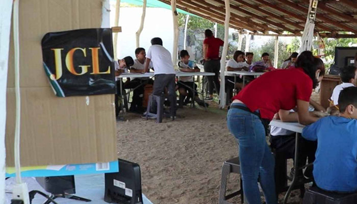 Hijos del 'Chapo' equipan escuela en Culiacán