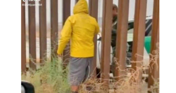 Joven mexicano vende tamales a agente fronterizo a través del muro