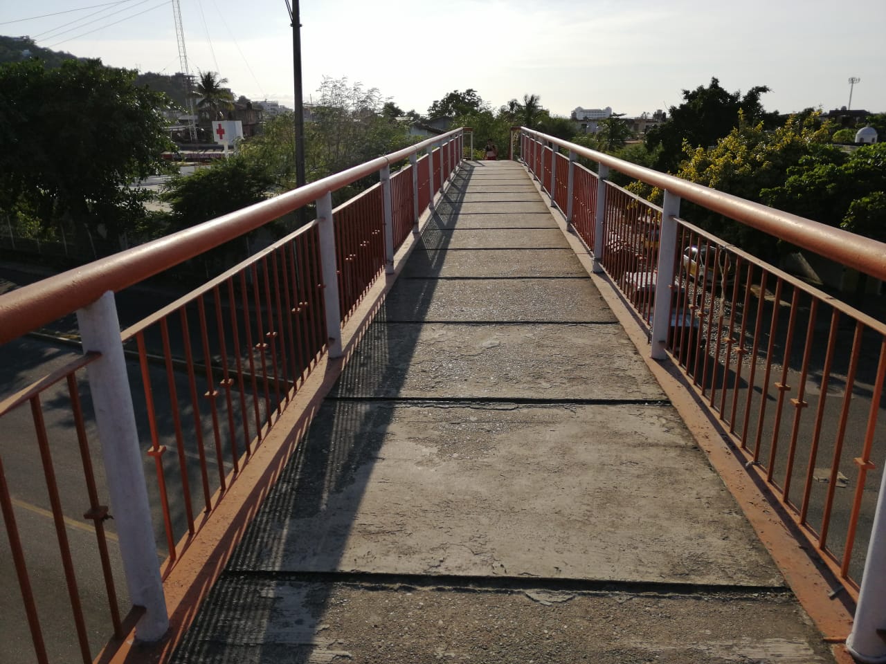 El ignorado puente peatonal de la López Mateos