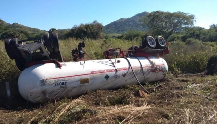 Muy cerca de otra tragedia. Vuelca pipa de amoniaco en Rosamorada