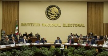 "Se rayaron", dice AMLO al INE e insiste que sí alcanza para consulta