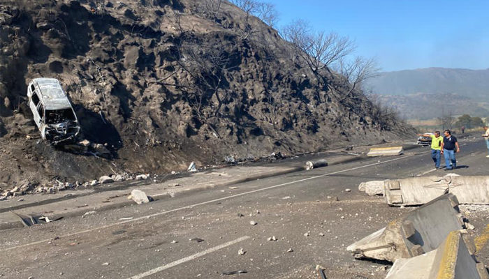 Al menos 11 muertos por choque y explosión de pipa en la Jala-Compostela