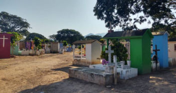 Panteones lucen vacíos este día de muertos