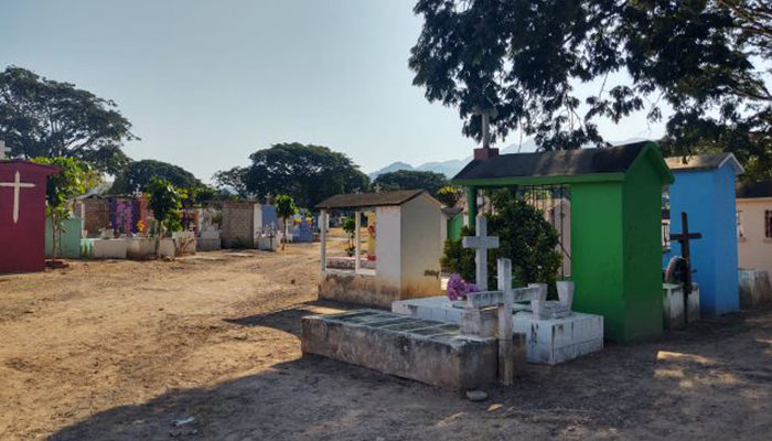 Panteones lucen vacíos este día de muertos