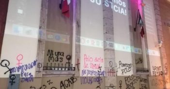 Con pintas en Palacio y Congreso, se manifiestan colectivos en Nayarit