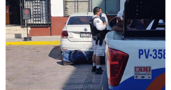 Le roban 100 mil pesos y avisa al 911 una hora después