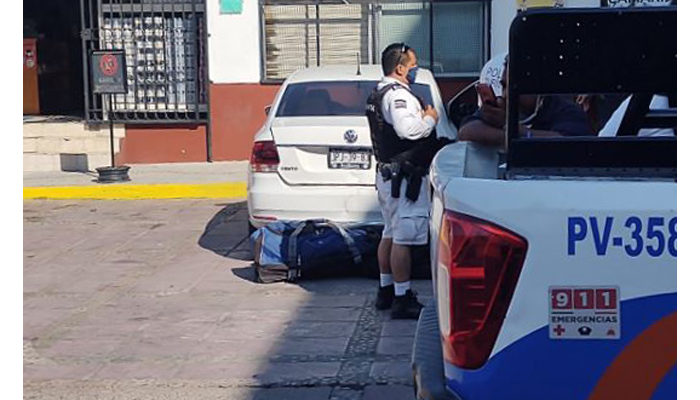 Le roban 100 mil pesos y avisa al 911 una hora después