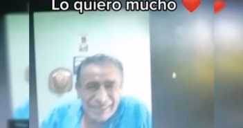 Maestro organiza tarde de películas y solo un alumno lo acompaña