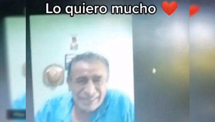 Maestro organiza tarde de películas y solo un alumno lo acompaña