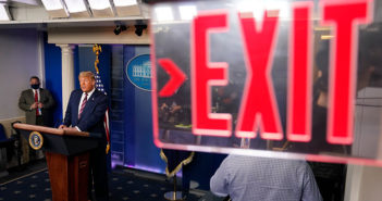 Cortan televisoras mensaje de Trump por 'faltas a la verdad'