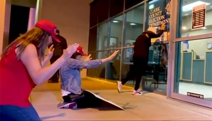Rezan simpatizantes de Trump para que gane elecciones en Nevada