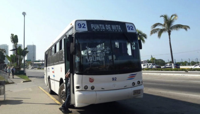 Choferes de transporte en Nayarit ven 'exagerado' el uso del cubrebocas