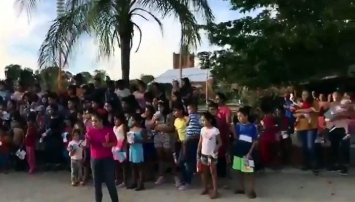 Dan gracias al 'Mencho' por regalar juguetes