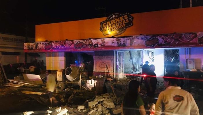 Siete lesionados y un muerto tras derrumbe en edificio de Santiago Ixcuintla