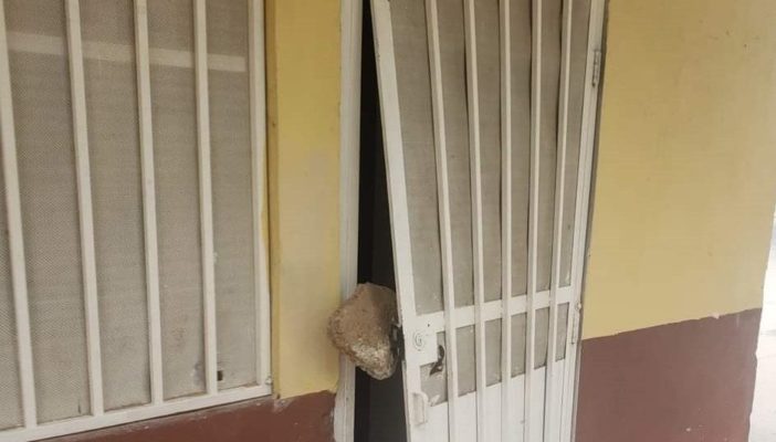 No estarán listas para enero... Protestan por escuelas saqueadas