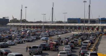 Puentes y garitas en Nuevo Laredo se "desbordan" por llegada de paisanos