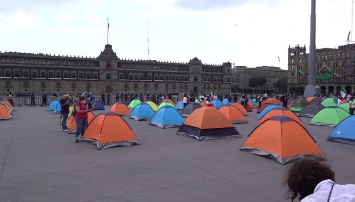 Retiran a FRENA del Zócalo... Bueno, lo que quedaba de ellos