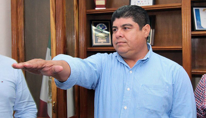 Dirige la policía en Puerto Vallarta mando reprobado