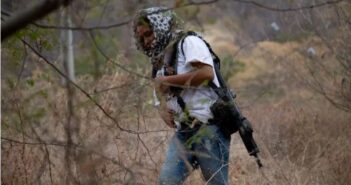 Con armas y niños en brazos, mujeres se defienden del CJNG