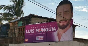 Bajan del barco a Munguía, pero tiene tapizada toda la ciudad con su imagen