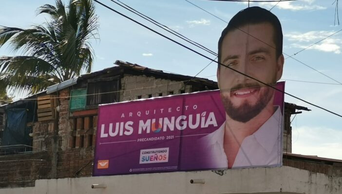 Bajan del barco a Munguía, pero tiene tapizada toda la ciudad con su imagen