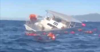 Embarcación de hunde en la bahía; 60 personas fueron rescatadas