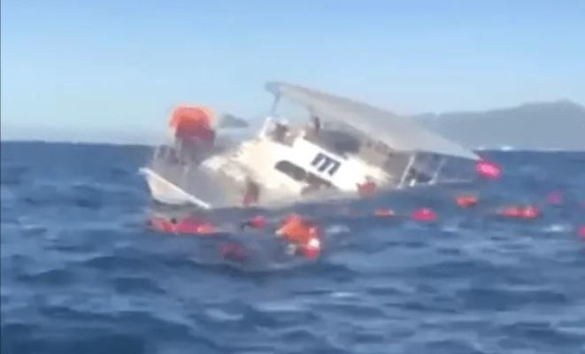 Embarcación de hunde en la bahía; 60 personas fueron rescatadas