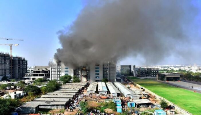 Se incendia fábrica donde se producen vacunas contra Covid-19 en India