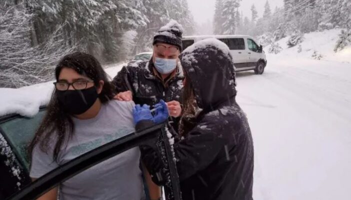 Vacunan a conductores varados en EU para aprovechar dosis