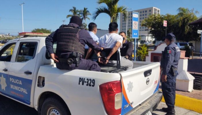 Querían pagar con tarjetas clonadas y fueron detenidos