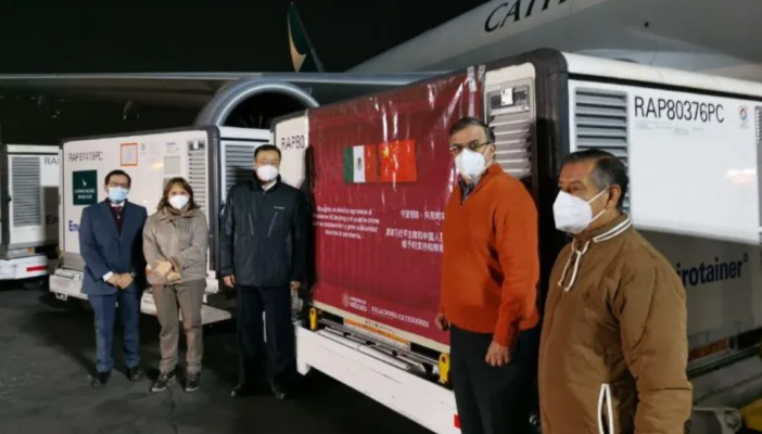 Llegan a México 800 mil vacunas chinas Sinovac; suman un millón