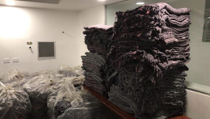 Critican a Samuel García por regalar cobijas "corrientes" en Nuevo León