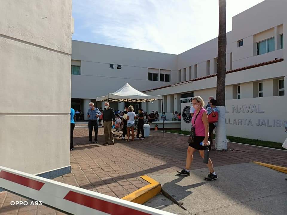 Entregaron fichas en Hospital Naval a extranjeros de la tercera edad