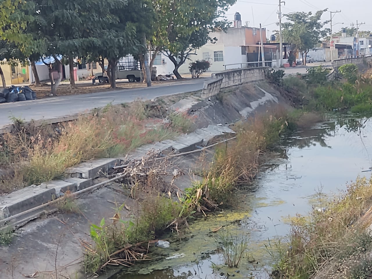 Abandona ayuntamiento de Bahía canal de Valle Dorado; es un foco de infección