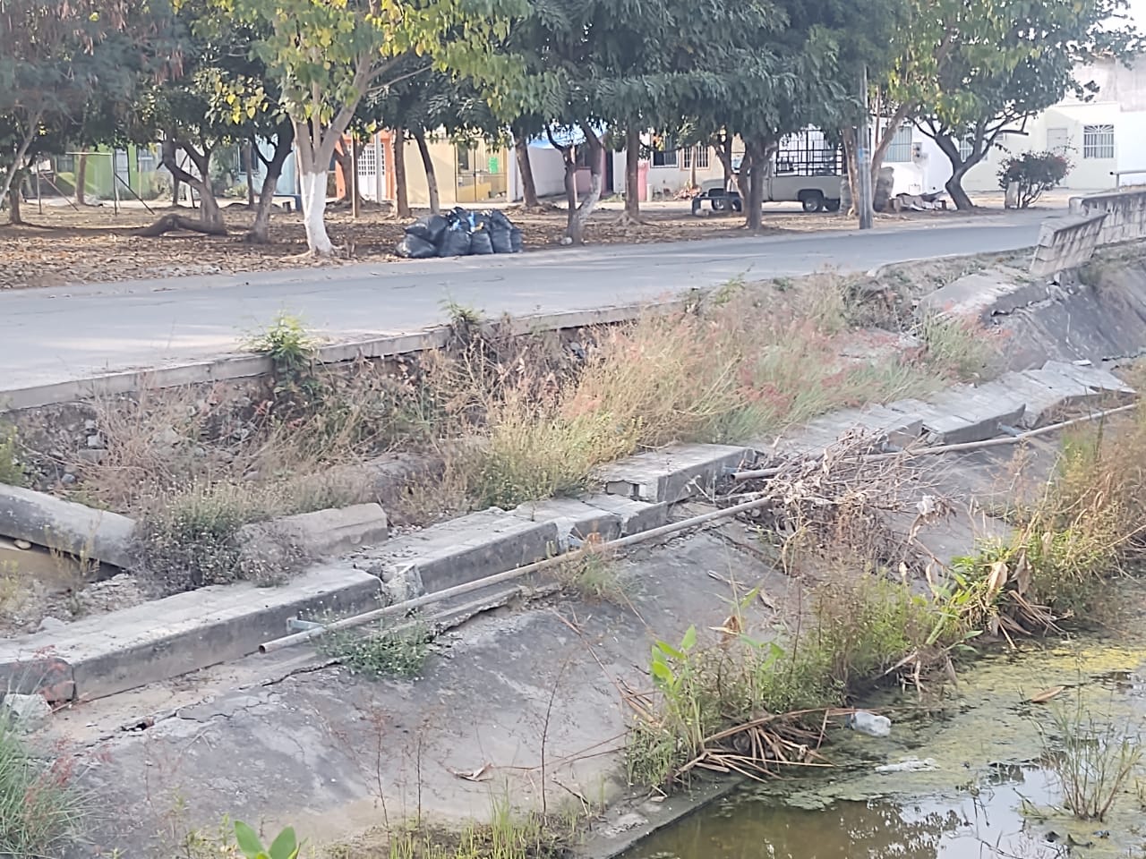 Abandona ayuntamiento de Bahía canal de Valle Dorado; es un foco de infección