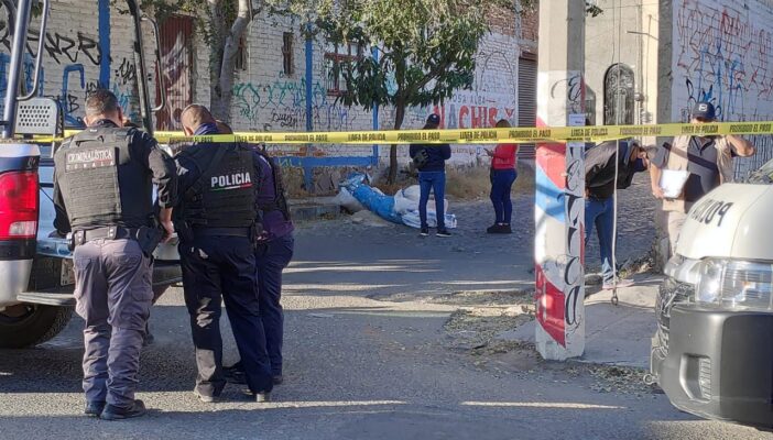 Encuentran cuerpo entre plásticos y lonas en Tonalá