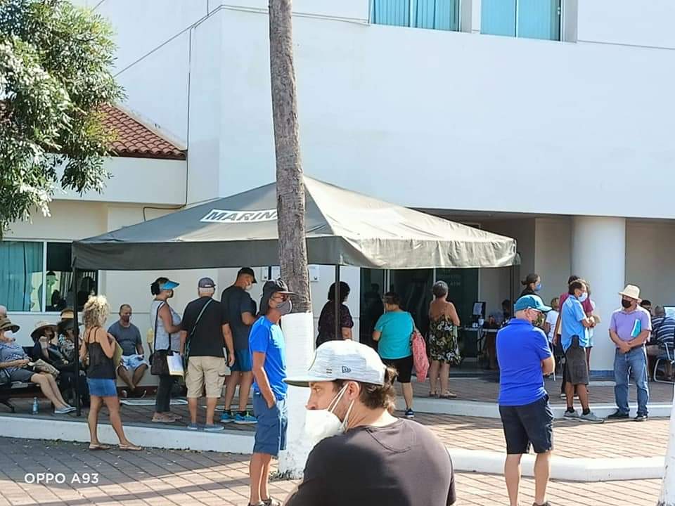 Entregaron fichas en Hospital Naval a extranjeros de la tercera edad