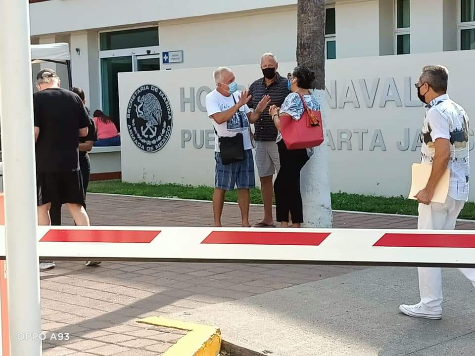 Entregaron fichas en Hospital Naval a extranjeros de la tercera edad