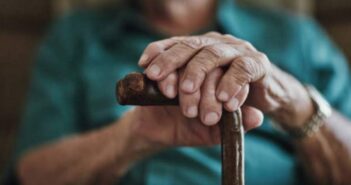 Pide CEDHJ a Gobierno de Jalisco dejar entrar adultos mayores a mercados; lo rechazan