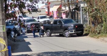 Se atrinchera sujeto con su familia, pretende quitarse la vida