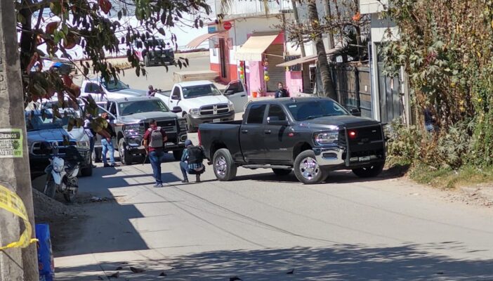Se atrinchera sujeto con su familia, pretende quitarse la vida